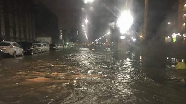 Жители Мурино пожаловались на утренний потоп в районе улицы Шувалова — видео