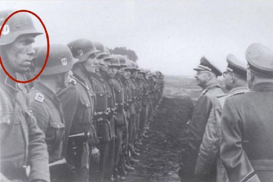 Иван Фиалка (выделен красным) встречается глазами с Гиммлером, 1944 год. Фото — Эдуард Долинский. В Галиции поют осанну умершему эсэсовцу