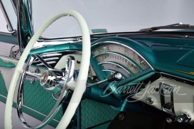Думаете, панорамные крыши появились недавно? Посмотрите на этот на Mercury Montclair 1955 года