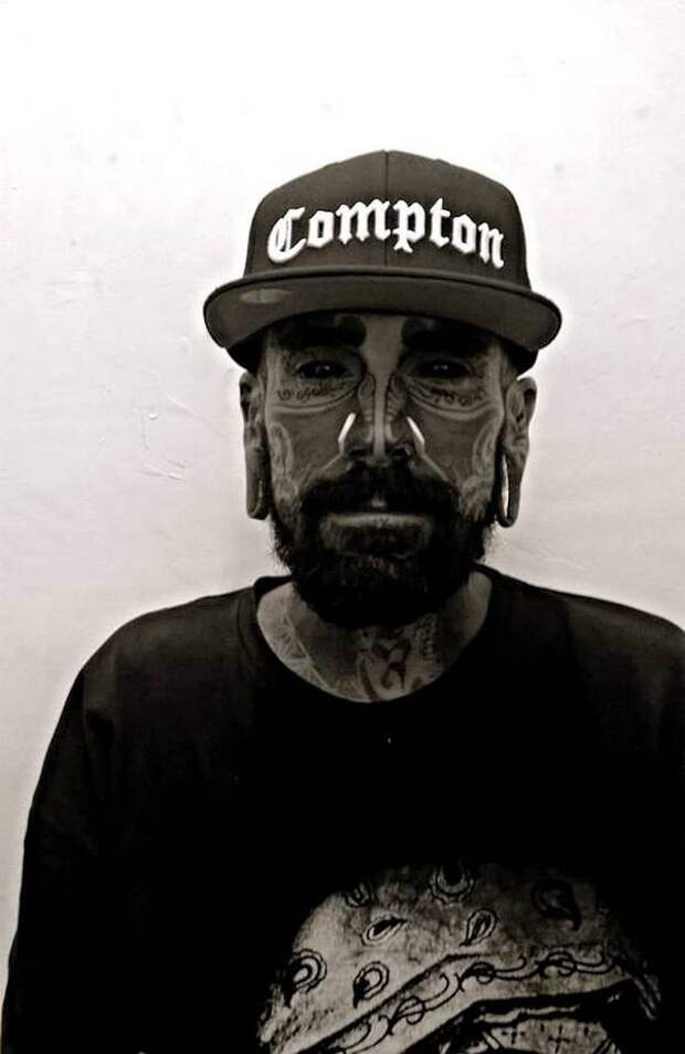 Люди, которые намеренно себя уродуют (26 фото) Люди, которые намеренно себя уродуют (26 фото)