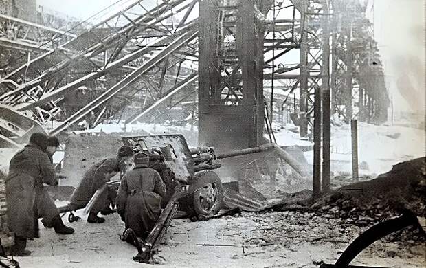 Оборона металлургического предприятия "Красный Октябрь", Сталинград, 1942 год.