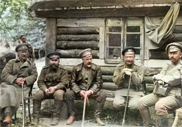 Передышка на фронте, 1916 год. Один из будущих руководителей белого движения А.И. Деникин — в центре.