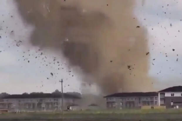 Рядом со столицей США объявили угрозу торнадо