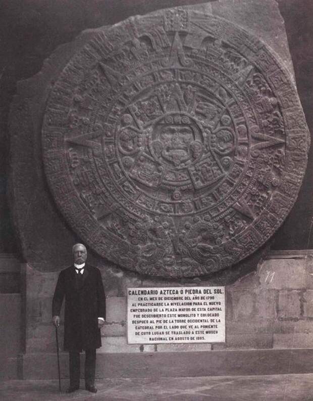 Мексиканский президент Порфирио Диаз стоит рядом с солнечным календарём Ацтеков. 1903 год. история, ретро, фото