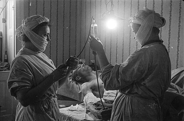 Медики делают переливание крови раненому советскому бойцу в Берлине. Великая Отечественная Война, СССР, история