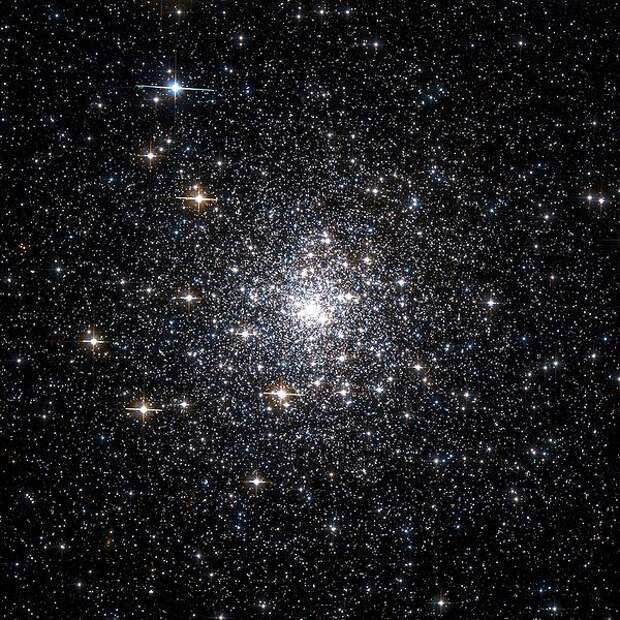 Шаровые скопления (на фото — М70) оказались настолько необычным районом образования звёзд, что естественные механизмы подавления слишком быстрого формирования звёзд там не работали. (Изобр. «Хаббла».)