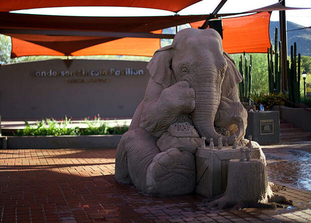 Мир покорила песочная скульптура слона, играющего в шахматы с мышкой, выполенная в натуральную величину