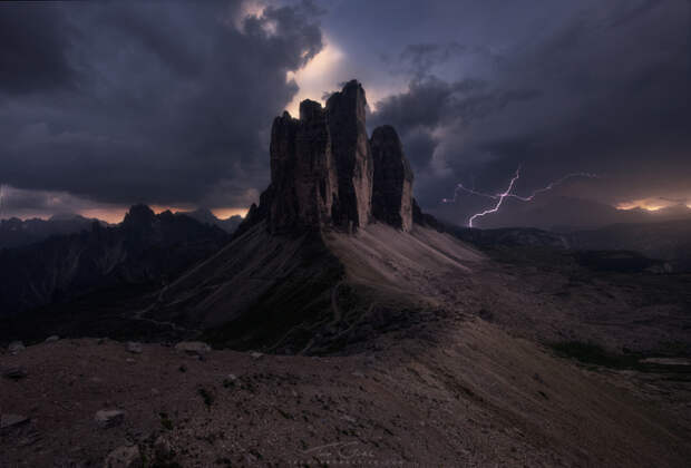 Молния в горах. Автор фотографии: Тэд Гор.