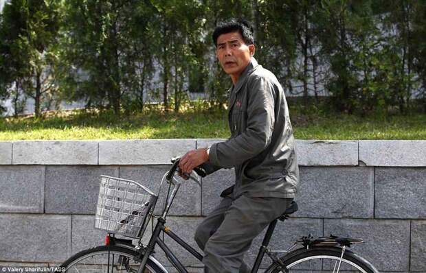 Застигнутый врасплох велосипедист Пхеньян, дворец, ким чен ын, лидер партии, лидеры государств, резиденция, репортаж, северная корея
