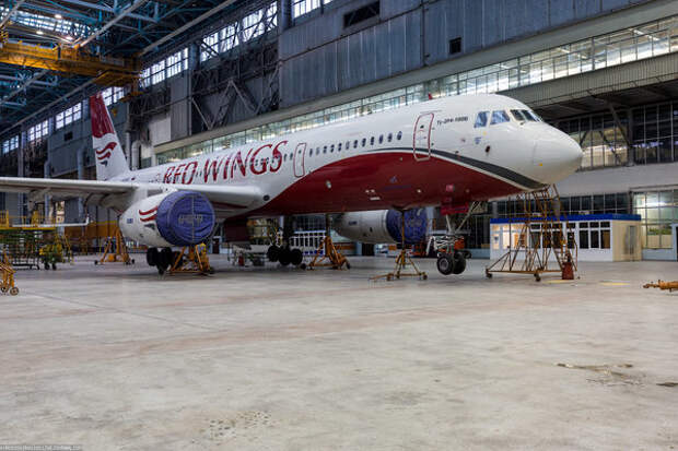 18. Ту-204-100В RA-64049 прилетел на завод для выполнения работ по бюллетеню. Борт совершил первый полет в 2008 году и сейчас весьма активно эксплуатируется авиакомпанией Red Wings.