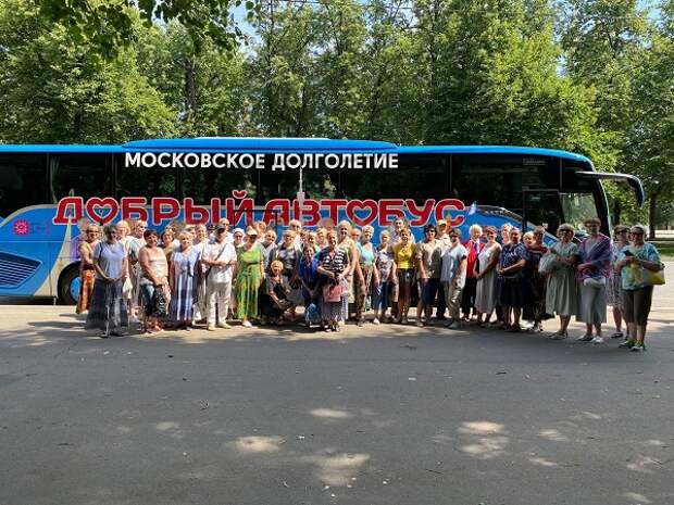 «Долголеты» из Текстильщиков съездили на обзорную экскурсию по Москве на «Добром автобусе»