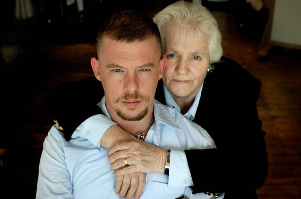 Александр Маккуин с мамой. / Фото: www.acsta.net