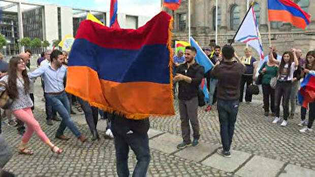 Признание бундестагом геноцида армян: кадры голосования и реакция берлинцев