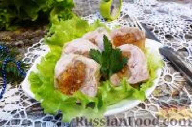 Фото к рецепту: Куриный рулет с курагой