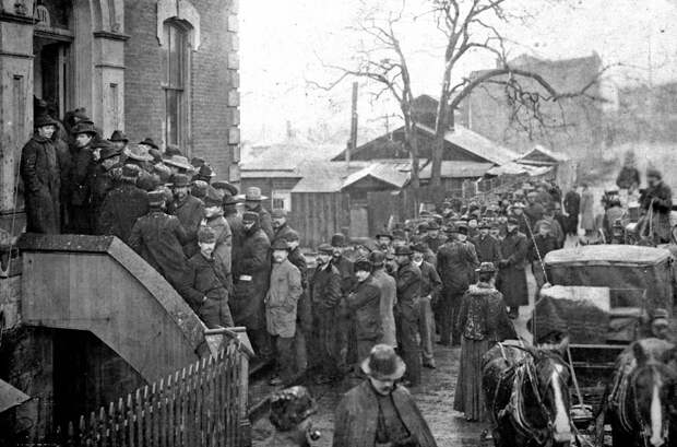 Klondikers_buying_miner"s_licenses_at_Custom_House,_Victoria,_B_C,_Feb_21,_1898