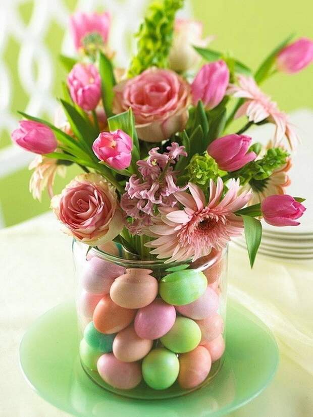 Декор в вазе с пасхальными яйцами и цветами