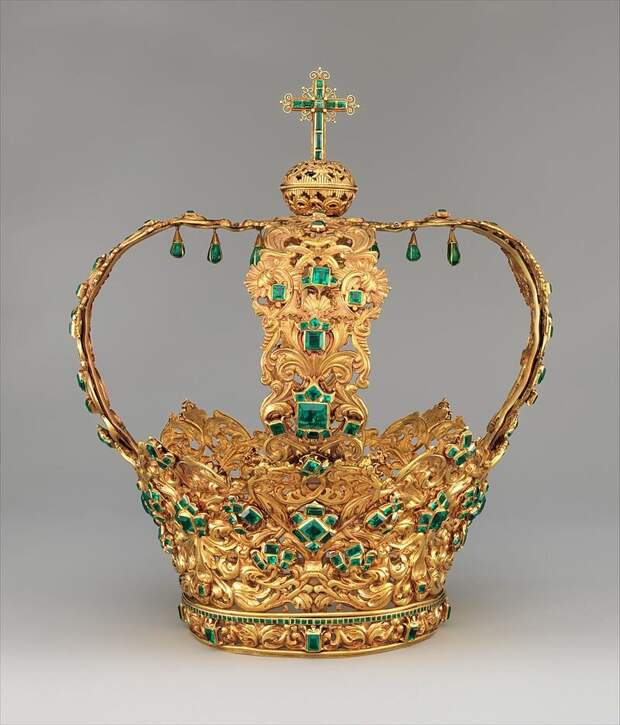 Вотивная "корона Анд", созданная в 17-м веке в Колумбии в благодарность за избавление от эпидемии оспы, в короне золото и изумруды.