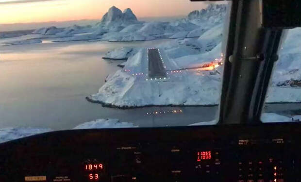 Посадка во льдах Гренландии: пилот снял видео из кабины