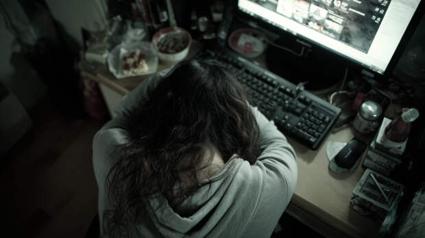 «Оуэн расстается с тобой»: мать травила собственную дочь через интернет