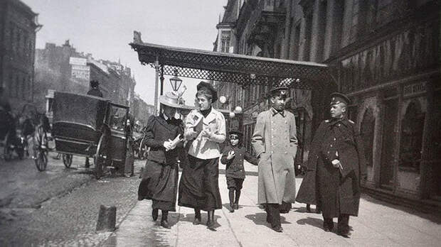 Яркие уличные фотографии Российской империи