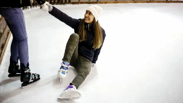 Заслуженный спасатель России рассказал о правилах первой помощи при падении на катке