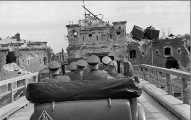 Гитлер (второй слева) и Муссолини (справа) едут осматривать Брестскую крепость 26 августа 1941 года. история, люди, мир, фото