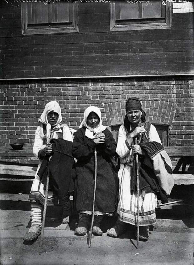 Богомолки в Серафимо-Понетаевском женском монастыре. Фото: Дмитриева, 1904 год. 
