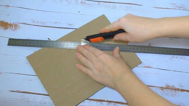 Применила упаковочную бумагу и старый гофрированный картон. чтобы сделать функциональные органайзеры для дома.