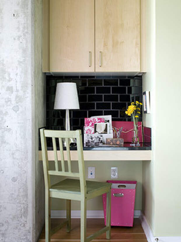 mini-home-office-nook-between-wall2