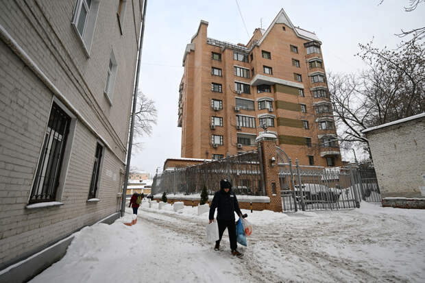 Охрана дома с квартирой Долиной перекрыла доступ во двор