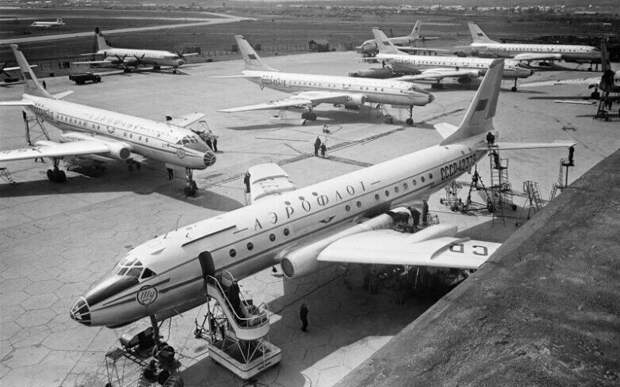 Самолеты Ту-104 проверяются перед полетом. Аэропорт Внуково в Москве. 1950-е Самолеты Ту-104 проверяются перед полетом. Аэропорт Внуково в Москве. 1950-е