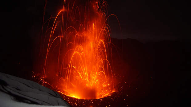 Извержение вулкана произошло в Индонезии