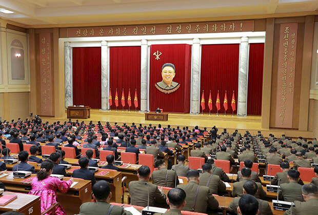 Ким Чен Ын на фоне портрета своего отца — Ким Чен Ира