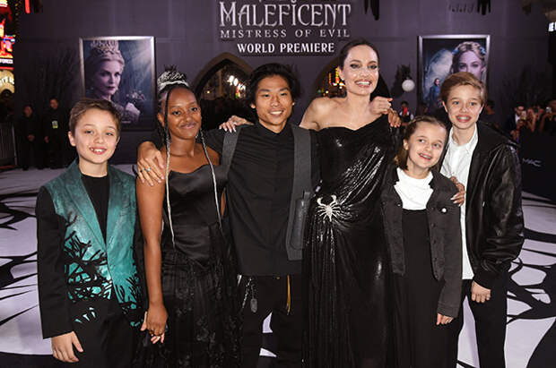 Анджелина Джоли с сыновьями Ноксом и Паксом и дочерьми Захарой, Вивьен и Шайло