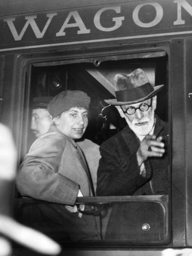 Зигмунд Фрейд с дочерью Анной, бежит из оккупированной нацистами Вены в Лондон, 1938 год. история, люди, мир, фото