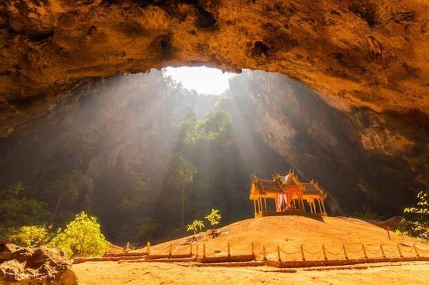 Потрясающая «золотая» пещера в Таиланде, достойная трона короля