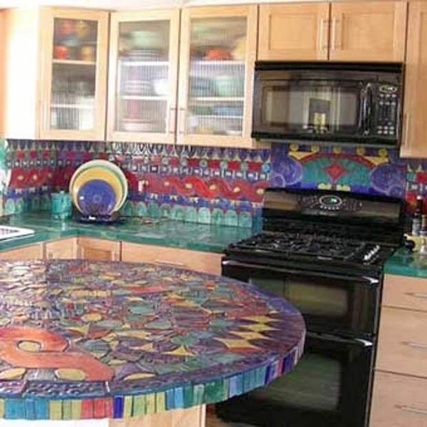 необычная кухня с мозаикой