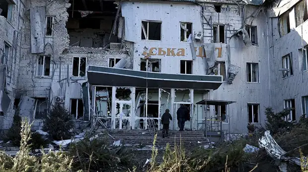 Сотрудник больницы в Волновахе рассказал, что боевики нацбатальона расстреляли ее из танка