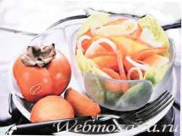 Пикантный салат с хурмой