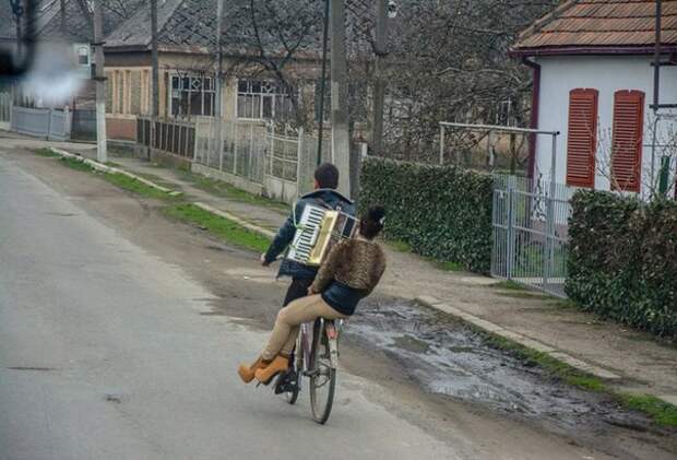В соседнем селе дискотека...ЮхУуу. В соседнем селе дискотека...ЮхУуу.