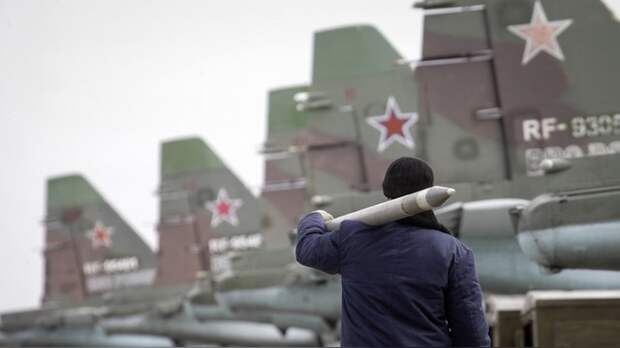 FAZ: Под шумок критики в адрес НАТО Россия сжимает военный кулак 