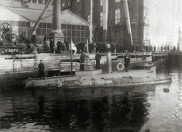 09. Подводная лодка «Дельфин» после модернизации у стенки Балтийского завода, 1904