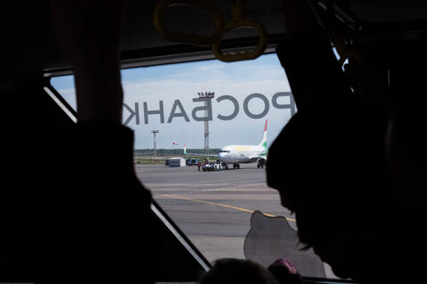 Во Внуково пьяный пассажир открыл дверь аварийного выхода при посадке самолета