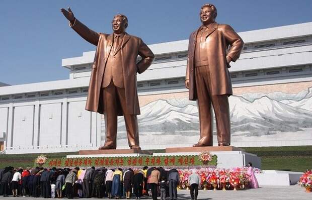 Статуя Ким Ир Сен и Ким Чен Ир.