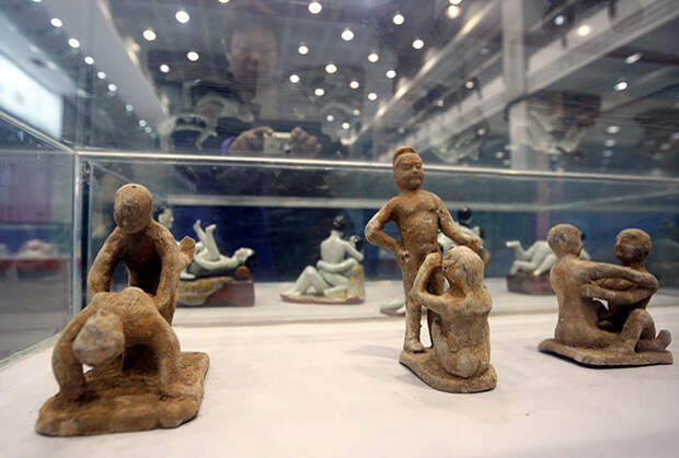 Эротические статуэтки на выставке в Ханчжоу