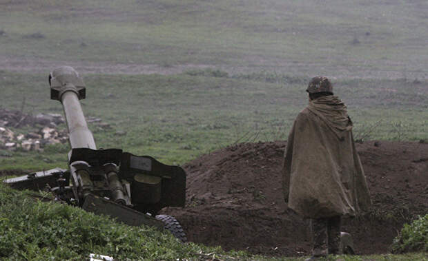 Армянский солдат из армии обороны Нагорного Карабаха на военной позиции недалеко от города Мардакерт Армянский солдат из армии обороны Нагорного Карабаха на военной позиции недалеко от города Мардакерт