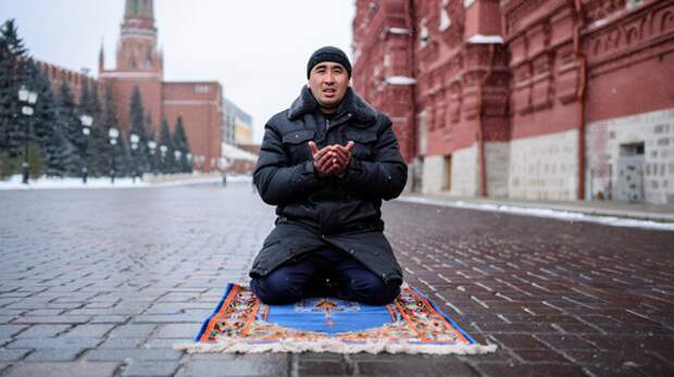 Где только не стоял приезжий на коленях, и за это заплатил выдворением