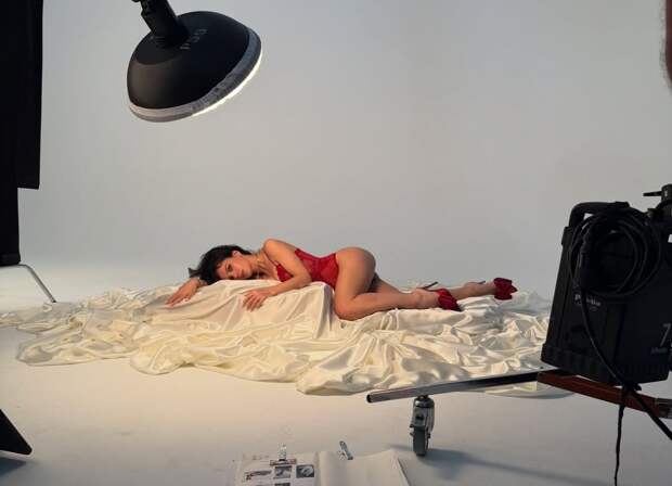 40-летняя певица Лили Аллен снялась топлес для журнала Elle