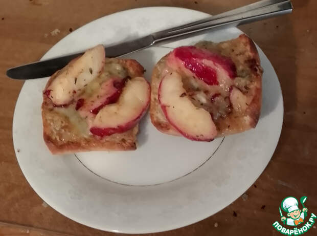 Тартины с нектаринами, горгонзолой и тимьяном