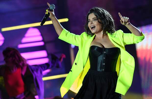 Откровенные наряды танцовщиц на концерте Наташи Королевой возмутили зрителей